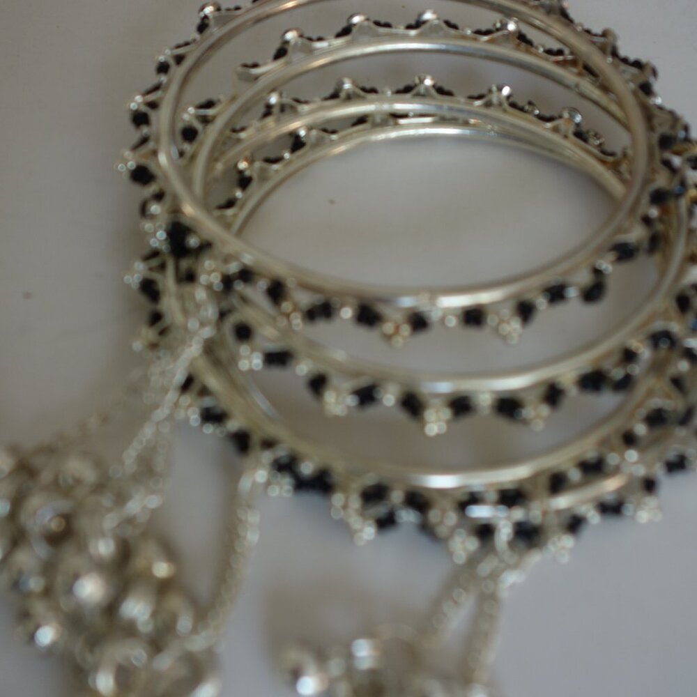Beautiful 4 Bracelet Diameter 2.5" White Metal & Black Color Beads Vintage - Picture 10 of 16
